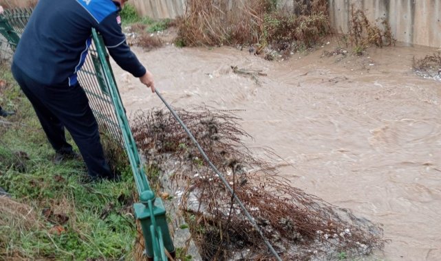 Hisarcık'ta sel sularına kapılan kediyi zabıta ve itfaiye ekipleri kurtardı