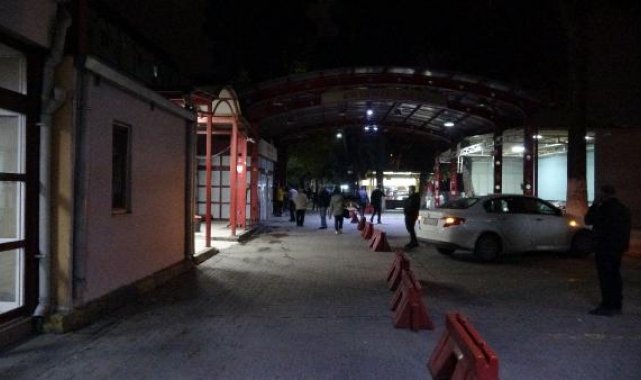 Husumetlileri önce sokakta sonra hastanede bıçakladı