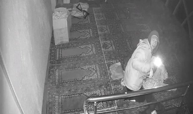 İmamın namaza gelen çocuklara vereceği simit ve kıyafetlerin çalınması kamerada