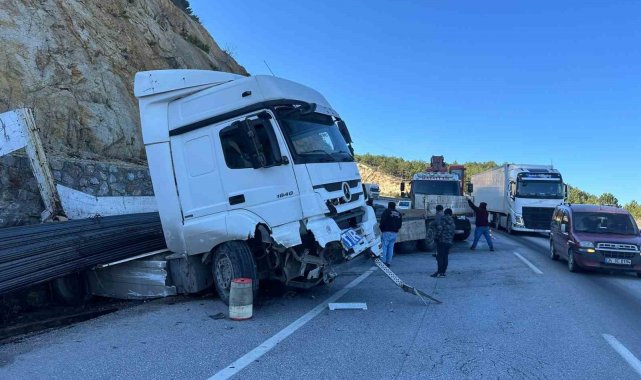 İnşaat demiri yüklü tırın kaydı, karayolunda trafik durma noktasına geldi