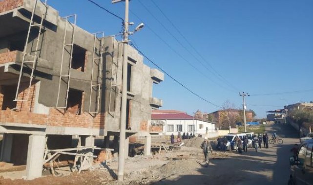 İnşaatta elektrik akımına kapılıp 2'nci kattan düşen 2 işçi yaralandı