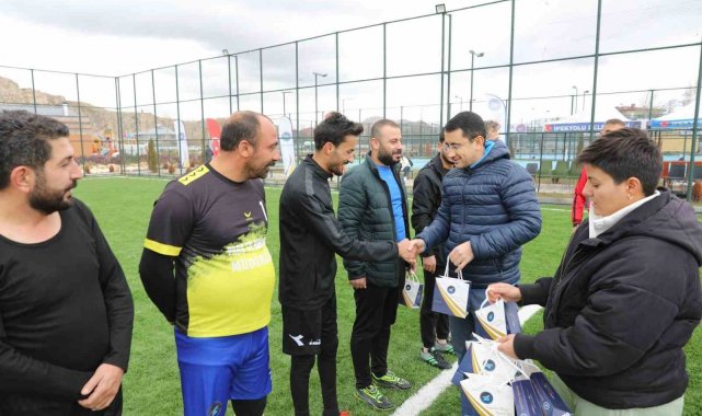 İpekyolu Belediyesi'nin birimler arası futbol turnuvasında final coşkusu yaşandı