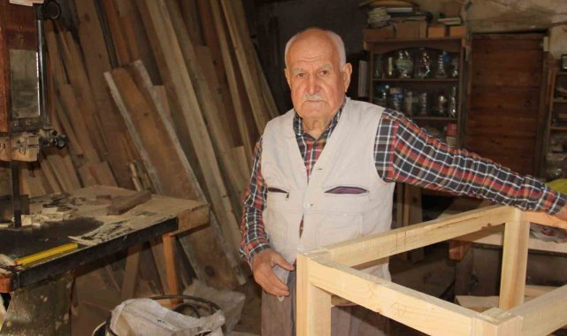 İş yeri tabelası gibi, kendi de yıllara meydan okuyor