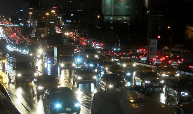 İstanbul'da akşam saatlerinde trafik durma noktasına geldi
