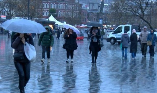 İstanbul'da yağış ve fırtına hayatı olumsuz etkiledi; ağaç otomobilin üzerine devrildi