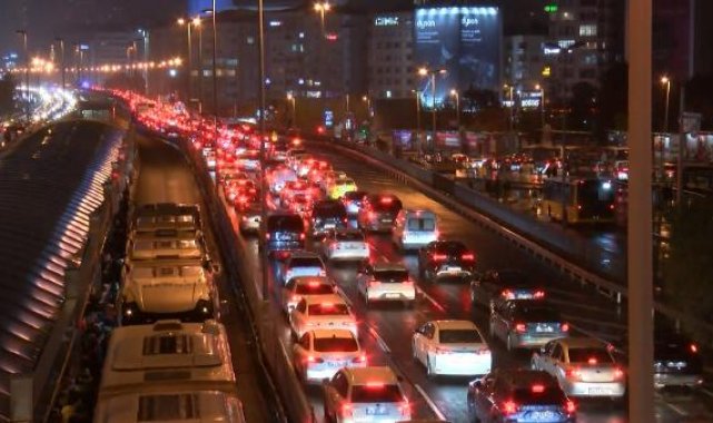 İstanbul'da yağışlı havayla birlikte trafik yoğunluğu oluştu