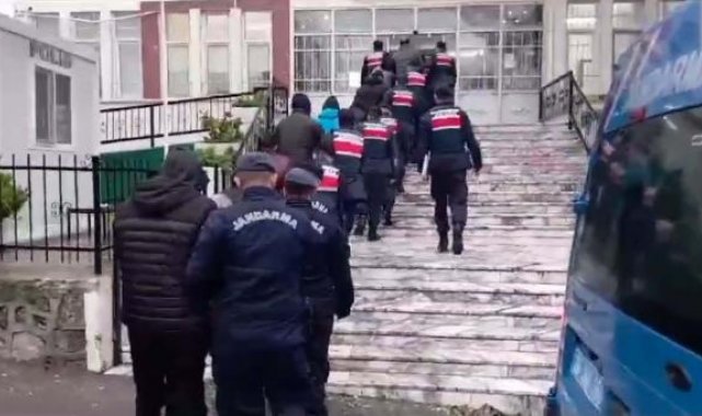 İzmir'de 173 kaçak göçmen yakalandı; 15 organizatöre tutuklama