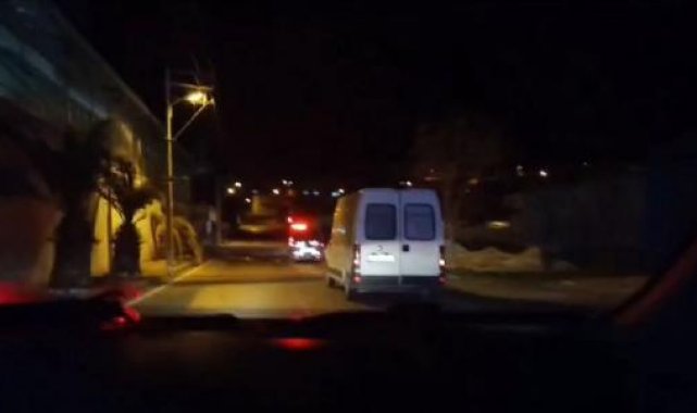İzmir'de durdurulan kamyonetin kasasından 41 kaçak göçmen çıktı