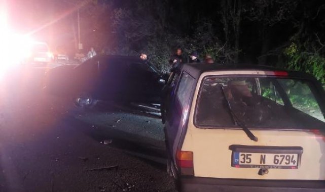 İzmir'de iki otomobil kafa kafaya çarpıştı: 3 yaralı