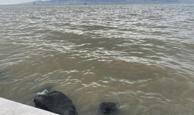 İzmir'de sağanak; körfez çamur rengine büründü