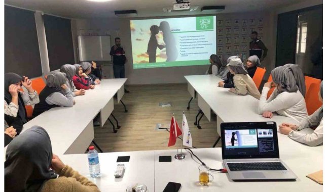 Jandarma anne ve anne adaylarına uyuşturucu ile mücadele eğitimi verdi