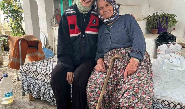 Jandarma yaşlı çınarları unutmuyor