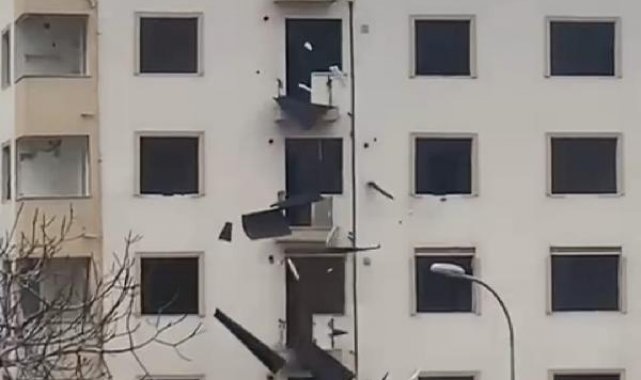 Kadıköy'de 6 katlı binanın çatısındaki tehlikeli çalışma kamerada