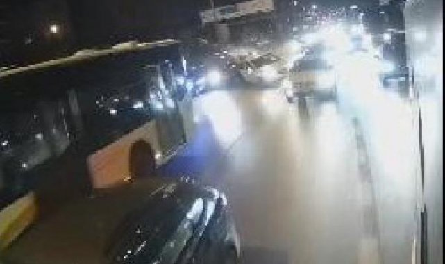 Kadıköy'de makas atan otomobilin neden olduğu kaza anı kameraya yansıdı