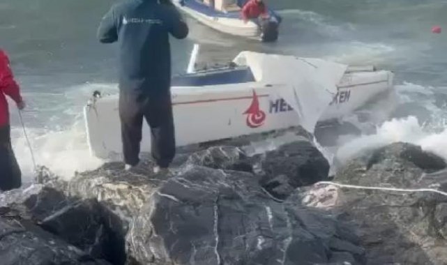 Kadıköy'de fırtınada sürüklenen tekneyi kurtarma çalışmaları kamerada