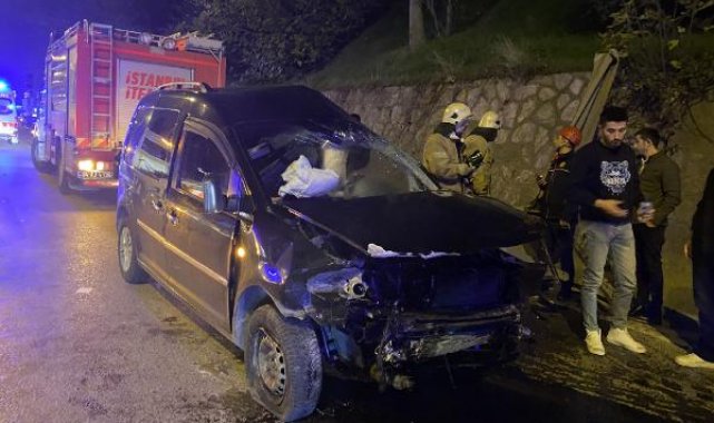Kadıköy'de otomobile çarpan araç bariyerlere vurdu; sürücüyü itfaiye kurtardı