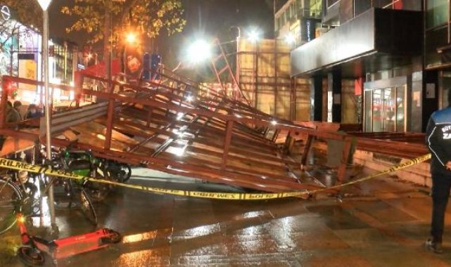 Kadıköy'de şiddetli rüzgar nedeniyle inşaat paneli devrildi