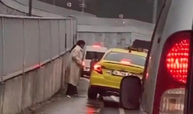 Kaldırıma çıkan taksiye yaya tepkisi
