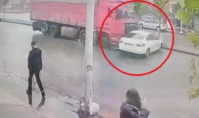Kamyon, çarptığı otomobili metrelerce sürükledi