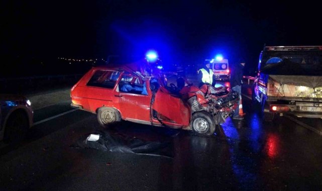 Kamyona arkadan çarpan araçtaki 2 kişi hayatını kaybetti