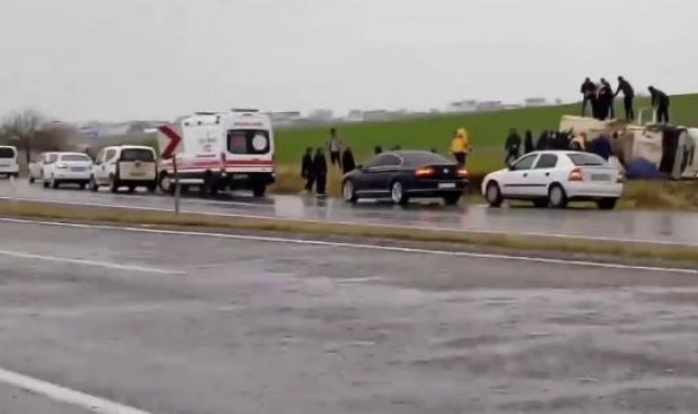 Kamyonet yol kenarına savruldu: 7 yaralı