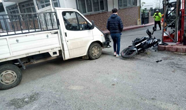 Kamyonetle motosiklet çarpıştı: 1 yaralı