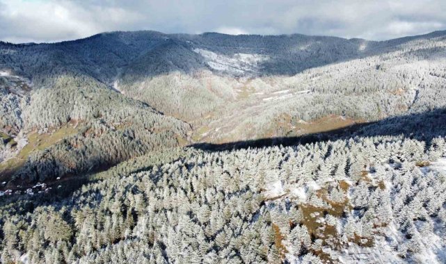 Kar Ilgaz Dağı'nın eteklerinde kartpostallık görüntüler oluşturdu