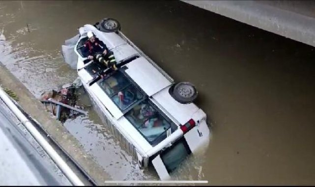 Karabük'te çaya devrilen minibüsün sürücüsünü itfaiye kurtardı