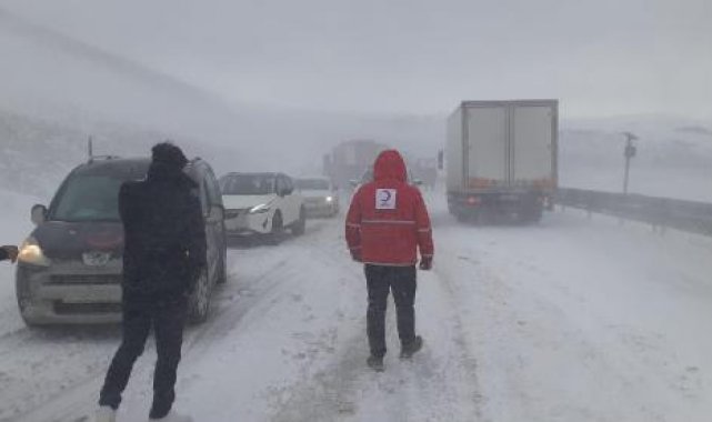 Karda mahsur kalanlara Türk Kızılay'dan yiyecek- içecek ikramı