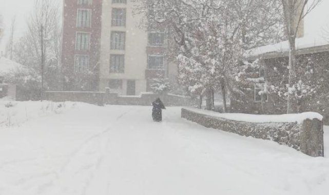 Karlıova'da 23 köy yolu kapandı, eğitime bir gün ara verildi