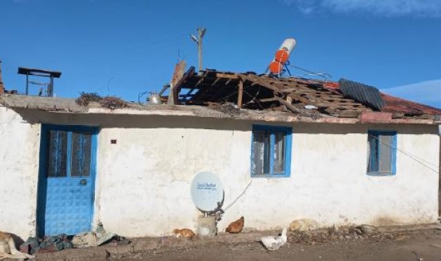 Kars'ta kuvvetli rüzgar, çatıları uçurdu