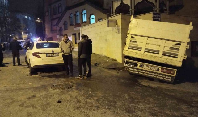 Kartal'da kamyonet ile otomobil çarpıştı: 2 yaralı