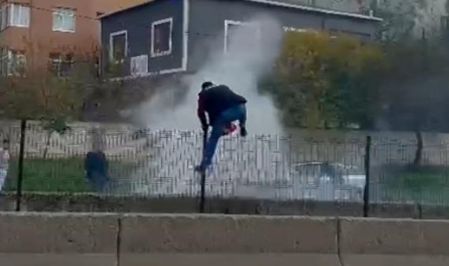 Kartal'da yanan otomobili söndürmek için vatandaşlar seferber oldu