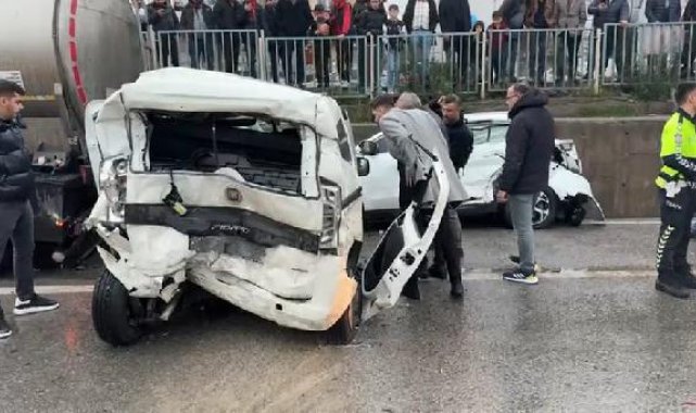 Kayganlaşan yolda iki hafif ticari araç, tankere çarptı: 1'i ağır 3 yaralı