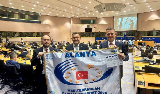 Kaymakam Ürkmezer ve Başkan Yücel, 2024 Akdeniz Spor Başkenti Ödülü'nü teslim aldılar