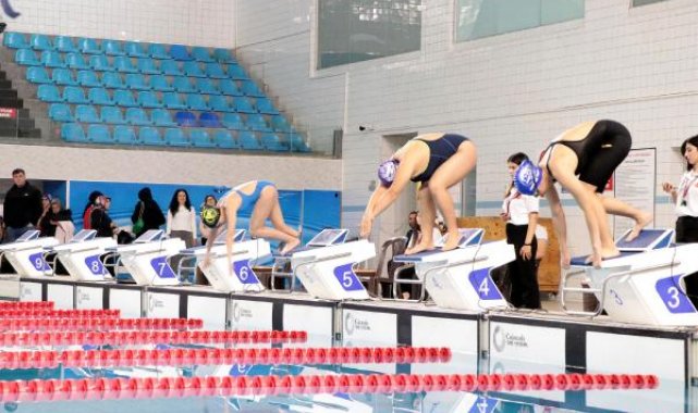 Kayseri'de engelli sporcular, yüzme müsabakasında yarıştı