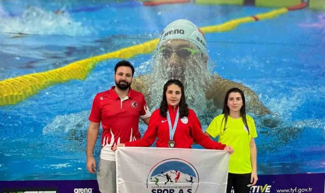 Kayserili yüzücü Avrupa barajını geçti