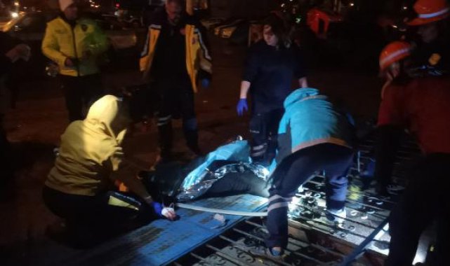 Kaza yapan otomobilden fırladı, ayağı demir kapıya sıkıştı
