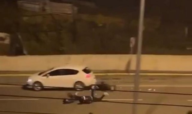 Kazaya yardım etmek için duran sürücünün otomobiline motosiklet çarptı: 3 yaralı