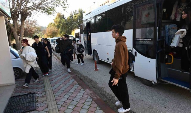Kemer'de öğrencilere ücretsiz servis hizmeti devam ediyor
