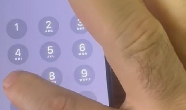 Kendisini arayan telefon dolandırıcısını 'inanmış' gibi yaparak kandırdı; o anları kaydetti