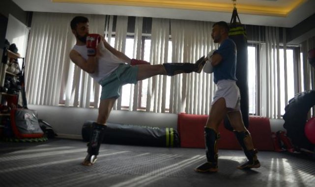 Kick boksta dünya ve Avrupa şampiyonu olan kardeşler: Birbirimizi döve döve şampiyon olduk