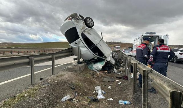 Kırıkkale'de kontrolden çıkan otomobil bariyerlerde asılı kaldı: 5 yaralı