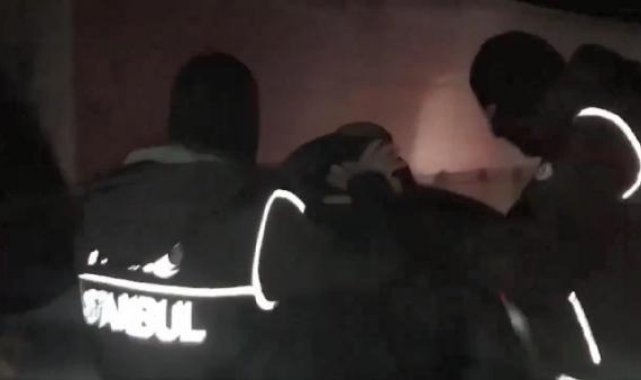 Kırmızı bültenle aranan 2 kişi İstanbul'da yakalandı