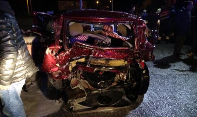 Kırmızı ışıkta bekleyen uzman çavuşların otomobiline, otomobil çarptı: 6 yaralı