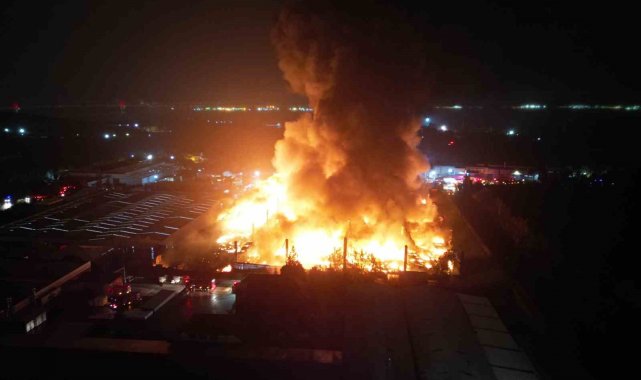 Kocaeli'de fabrikada çıkan yangın böyle görüntülendi