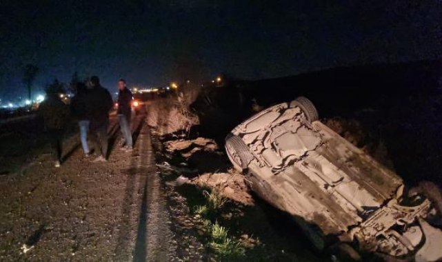 Köpeğe çarpmamak için manevra yapan otomobil yol kenarına devrildi: 5 yaralı