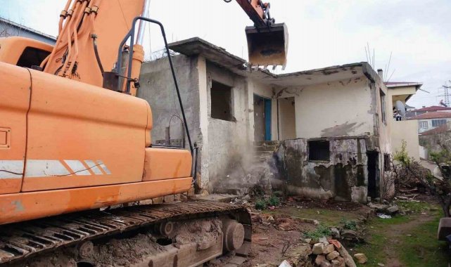 Körfez'de tehlike arz eden binalar yıkıldı