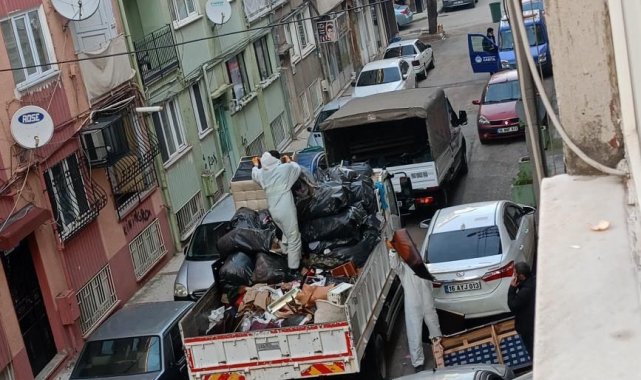 Kötü kokuların yükseldiği evden kamyon dolusu çöp çıktı