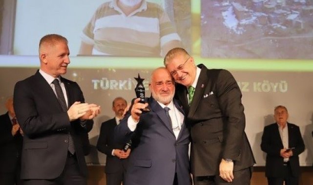 Köyünde sigara tüketimine savaş açan muhtar ödüllendirildi